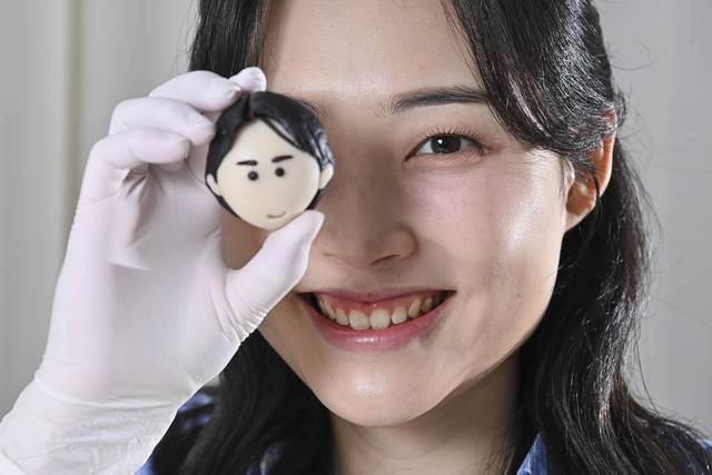 설유진 씨가 서울 용산구 설렌다과 공방에서 뮤지컬 배우 모양의 화과자를 들고 포즈를 취하고 있다.