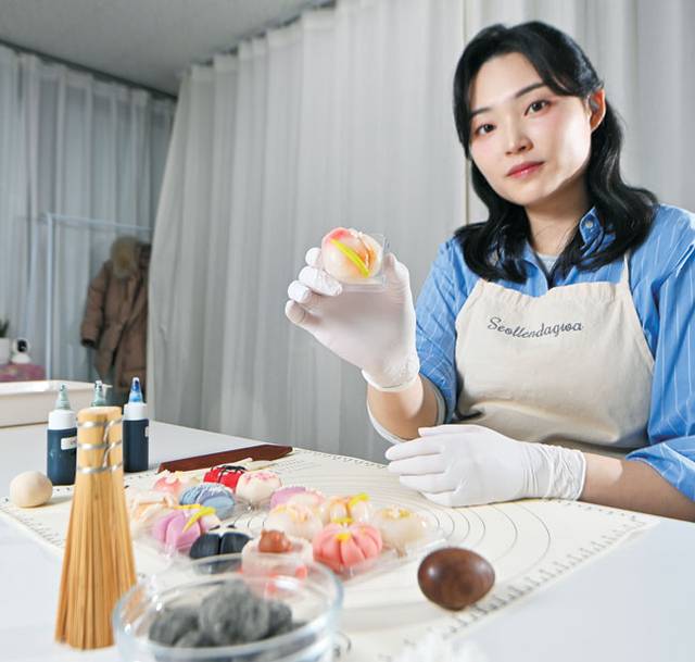 설유진 씨가 서울 용산구 설렌다과 공방에서 제작한 화과자를 들어보이고 있다.
