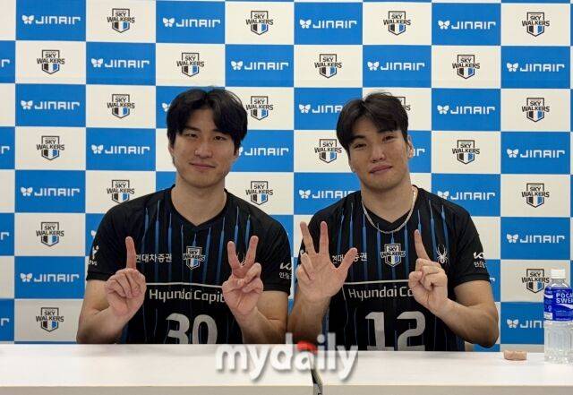 손가락으로 12월 31일을 만들어 보인 신호진(왼쪽)과 바야르사이한./김희수 기자