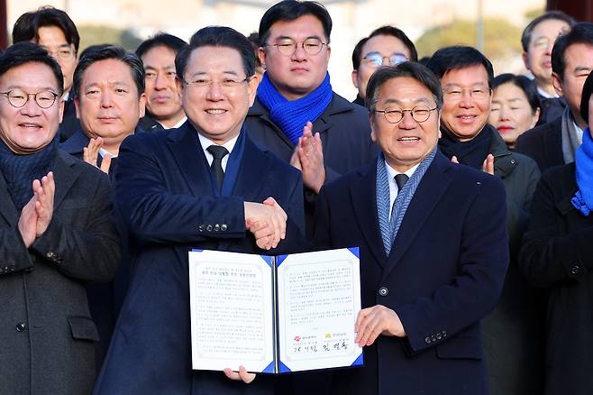 2일 오전 광주 북구 운정동 국립 5·18 민주묘지에서 강기정 광주시장·김영록 전남지사가 광주·전남 행정통합 선언문을 발표한 뒤 기념사진을 찍고 있다. <연합뉴스>