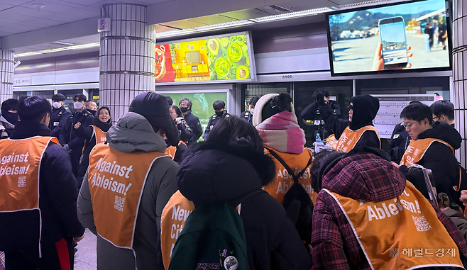 2일 오전 8시께 서울 지하철 1호선 시청역에서 ‘제68차 출근길 지하철 탑니다’ 시위가 진행되는 모습.