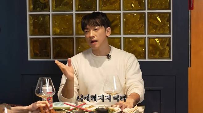 [뉴시스] 이에 비는 "연예계에서 가장 조심해야 할 건 나태해지는 것"이라며 가수 겸 배우 비(정지훈)가 연예계에서의 태도를 언급하며 "나태해지다가 사건·사고가 나는거다"라고 경고했다. (사진=유튜브 '시즌비시즌' 캡처) *재판매 및 DB금지 *재판매 및 DB 금지