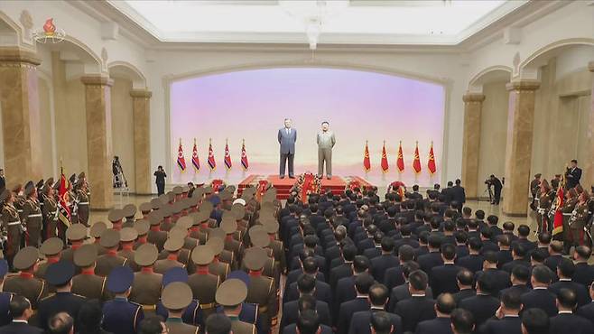 [서울=뉴시스] 북한 조선중앙TV는 김정은 북한 국무위원장이 지난 1일 부인 리설주, 딸 주애와 함께 김일성 주석·김정일 국방위원장 시신이 안치된 금수산태양궁전을 참배했다고 2일 보도했다. (사진=조선중앙TV 캡처) 2026.01.02. photo@newsis.com *재판매 및 DB 금지