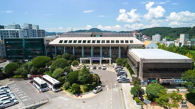 [통영=뉴시스] 신정철 기자= 경남 통영시는 청년의 결혼 초기 경제적 부담을 완화하고 안정적인 가정 형성을 지원하기 위해 '2026년 통영시 청년 부부 결혼축하금 지원사업'을 시행한다고 2일 밝혔다.사진은 통영시청 전경.(사진=통영시 제공).2026.01.02. photo@newsis.com *재판매 및 DB 금지