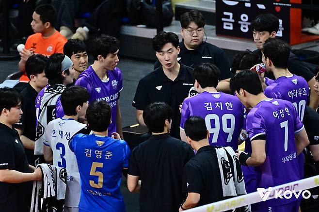 [서울=뉴시스] 남자 프로배구 우리카드 박철우 감독대행이 2일 부산강서체육관에서 열린 진에어 2025~2026 V-리그 남자부 OK저축은행과의 경기에서 선수들에게 지시를 내리고 있다. (사진=KOVO 제공) 2026.01.02.