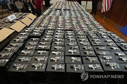 국정원, 전자담배형 신종합성마약 국내 대량반입 시도 적발 지난해 6월 19일 국가정보원 국제범죄정보센터(TCIC)는 신종마약 에토미데이트가 함유된 전자담배를 국내에 대량 밀반입하려 한 싱가포르인 국제마약조직 총책 등 일당 4명을 말레이시아 마약범죄수사부(NCID)와 공조로 현지에서 검거했다. 국정원과 현지 수사당국은 검거 과정에서 합성마약 카트리지 4천958개(9.42L)와 전자담배 포장용 종이박스 3천여개를 압수했다. 사진은 압수한 전자담배형 합성마약 카트리지. 2026.01.02 [국정원 제공 (연합뉴스 제공)]