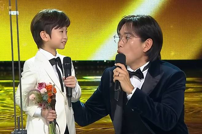 지난 12월 31일 방송한 '2025 KBS 연기대상'에서 청소년연기상 남자 부문 상을 받은 배우 김건우, MC 장성규. 'KBS 연기대상' 캡처