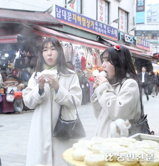 왕만두를 맛보는 손님들. 뜨거운 김이 나는 왕만두를 입으로 호호 불며 먹는다. 백승철 프리랜서 기자