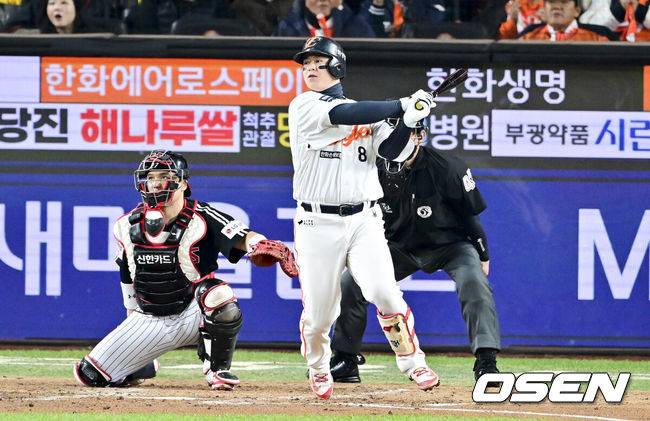 [OSEN=대전, 박준형 기자] 30일 대전 한화생명볼파크에서 2025 신한 SOL Bank KBO리그 포스트시즌 한국시리즈 4차전 한화 이글스와 LG 트윈스의 경기가 열렸다.이날 경기에 한화는 와이스를, LG는 치리노스를 선발투수로 내세웠다. 4회말 한화 선두타자 노시환이 2루타를 날리고 있다. 2025.10.30 / soul1014@osen.co.kr