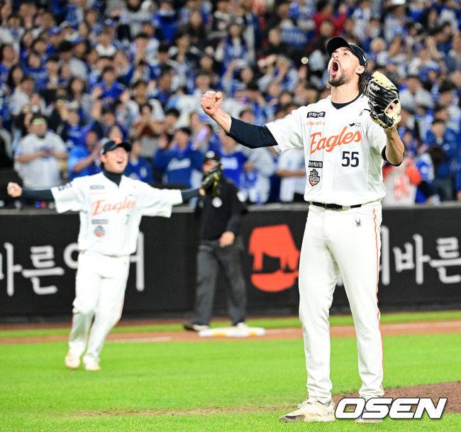 [OSEN=대전, 이대선 기자] 프로야구 한화 이글스는 24일 대전 한화생명볼파크에서 열린 2025 신한 SOL뱅크 KBO 플레이오프(5전 3선승제) 삼성 라이온즈와의 5차전에서 11-2 완승을 거뒀다.정규시즌 2위에 올라 플레이오프에 직행한 한화는 시리즈 전적 3승 2패로 한국시리즈행 티켓을 거머쥐었다. 2006년 이후 19년 만에 한국시리즈 진출이다. 반면 NC 다이노스와 와일드카드 결정전(1승 1패), SSG 랜더스와 준플레이오프(3승 1패)를 거쳐 플레이오프에 오른 4위 삼성은 투혼의 명승부에도 2년 연속 한국시리즈 진출이 좌절됐다.&nbsp;경기 종료 후 한화 와이스가 환호하고 있다. 2025.10.24 /sunday@osen.co.kr