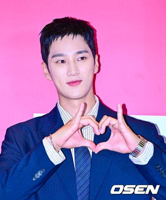 [OSEN=지형준 기자] 7일 오후 서울 용산구 CGV용산아이파크몰에서 영화 '악마가 이사왔다' 시사회 포토월 행사가 열렸다.‘악마가 이사왔다’는 새벽마다 악마로 깨어나는 선지(임윤아)를 감시하는 기상천외한 아르바이트에 휘말린 청년 백수 길구(안보현)의 고군분투를 담은 악마 들린 코미디다 영화다.&nbsp;배우 안보현이 포즈를 취하고 있다. 2025.08.07 / jpnews@osen.co.kr
