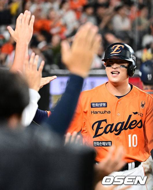 [OSEN=대전, 지형준 기자] 15일 대전 한화생명볼파크에서 2025 신한 SOL Bank KBO리그 한화 이글스와 LG 트윈스의 경기가 열렸다.이날 한화는 문동주, LG는 송승기를 선발로 내세웠다.5회말 2사 1루에서 한화 이진영이 이도윤의 1타점 적시 2루타에 득점에 성공하며 동료선수들과 기뻐하고 있다. 2025.06.15 /jpnews@osen.co.kr