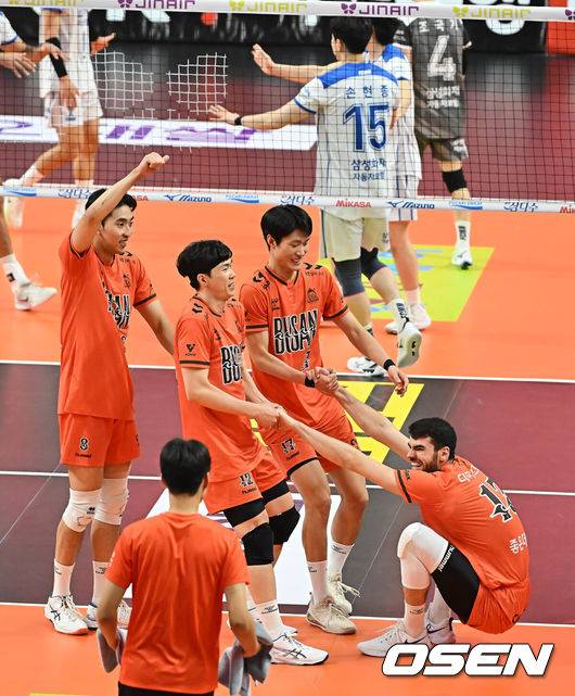 [OSEN=부산, 이석우 기자] 27일 부산 강서실내체육관에서 진에어 2025-2026 V리그 남자부 OK저축은행과 삼성화재의 경기가 열렸다. 부산 시대를 연 OK저축은행의 신영철 감독이 한국 최초 300승 고지에 재도전한다.OK저축은행 디미트로프가 득점에 성공하고 동료들과 기쁨을 나누고 있다. 2025.11.27 / foto0307@osen.co.kr