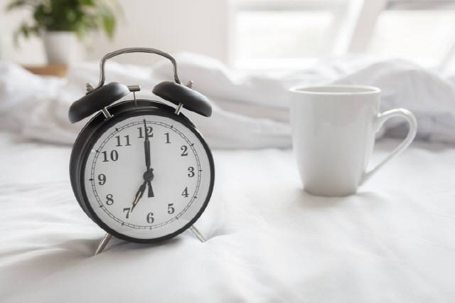 유행처럼 번지는 ‘공복 커피 루틴’. 그 효과를 기대하기 전에, 내 몸이 보내는 신호부터 점검할 필요가 있다. 게티이미지