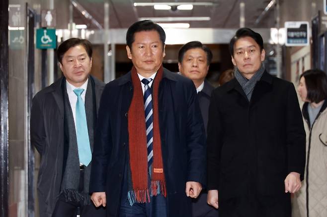 정청래(왼쪽 두 번째) 더불어민주당 대표가 1일 국회에서 소집한 긴급 최고위원회에 참석을 위해 이동하고 있다. 왼쪽부터 황명선 최고위원, 정 대표, 조승래 사무총장, 한민수 대표 비서실장. 뉴시스