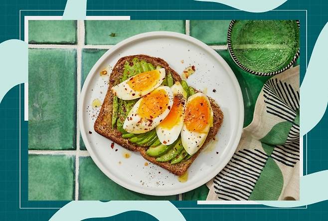 단백질과 건강한 지방, 식이섬유를 고루 갖춘 아침 식사의 한 예. 달걀과 아보카도, 통곡물 토스트 조합은 전문가들이 권하는 ‘아침 식사 3원칙’을 시각적으로 보여준다. 이팅웰 제공