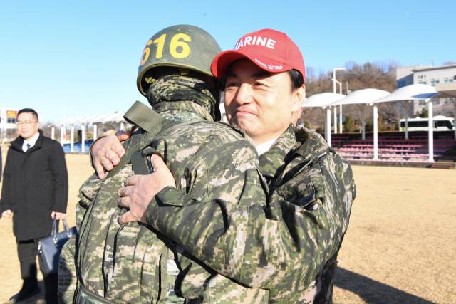 안규백 국방부장관이 지난해 12월 26일 해병대 교육훈련단을 방문해 신병 극기주 훈련을 마친 해병 1324기 훈련병을 안아주며 격려하고 있다. 사진 제공=국방부