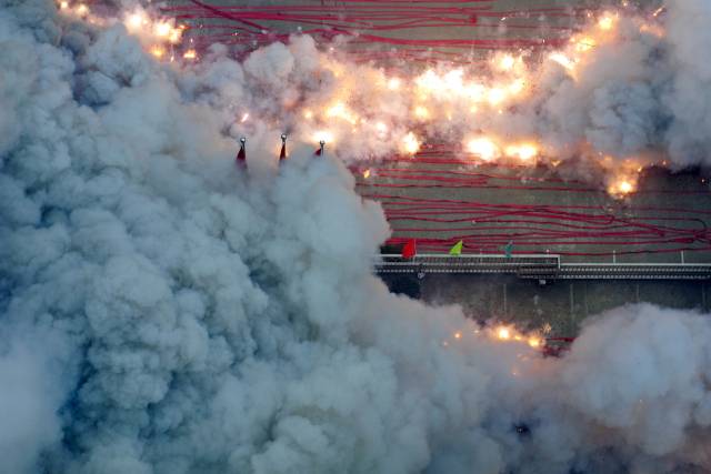 2012년 1월 29일 중국 후베이성 우한에서 춘제 연휴에 폭죽이 터지며 짙은 연기가 땅을 뒤덮고 있다. AP연합뉴스.