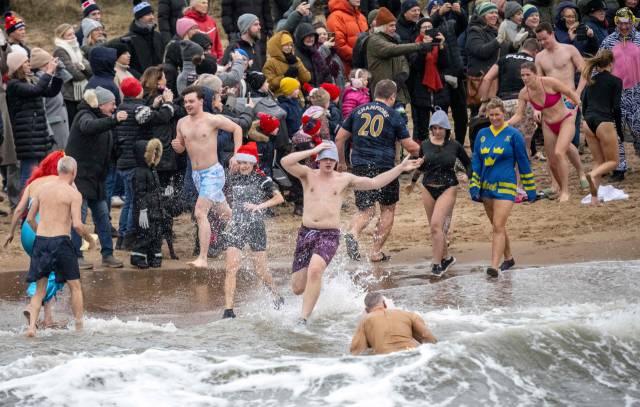 1일 스웨덴 남부 앙겔홀름의 클리터후스에서 열린 전통 새해 수영에서 사람들이 바다로 뛰어들고 있다. AFP연합뉴스.