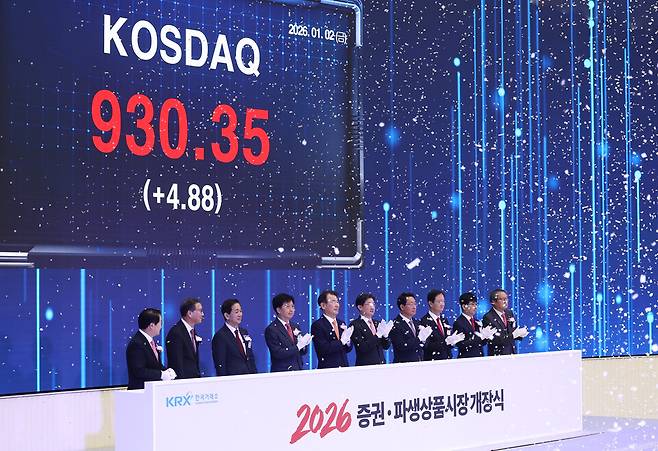 2일 오전 서울 영등포구 한국거래소에서 열린 에서 이억원 금융위원장, 정은보 한국거래소 이사장, 이찬진 금융감독원장 등 참석자들이 개장신호 버튼을 누른 뒤 손뼉을 치고 있다. ⓒ연합뉴스