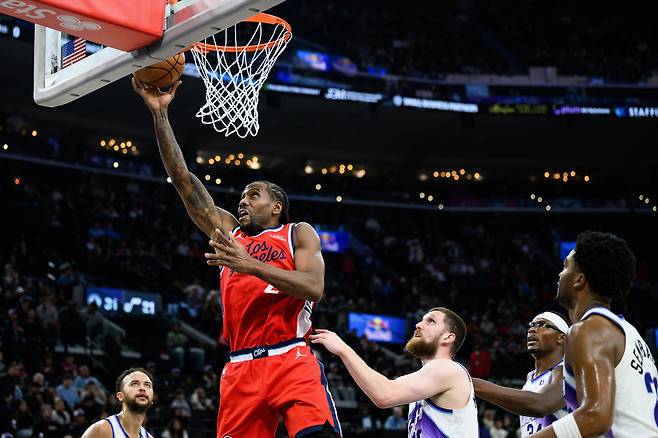 LA클리퍼스 카와이 레너드가 2일 유타전에서 골밑 득점을 하고 있다. AP연합뉴스