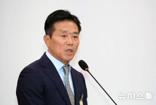 문진희 대한축구협회 심판위원장이 지난해 10월 서울 여의도 국회에서 열린 문화체육관광위원회의 대한체육회 등 국정감사에서 김승수 국민의힘 의원의 축구 오심 관련 질의에 답하고 있다. /사진=뉴시스