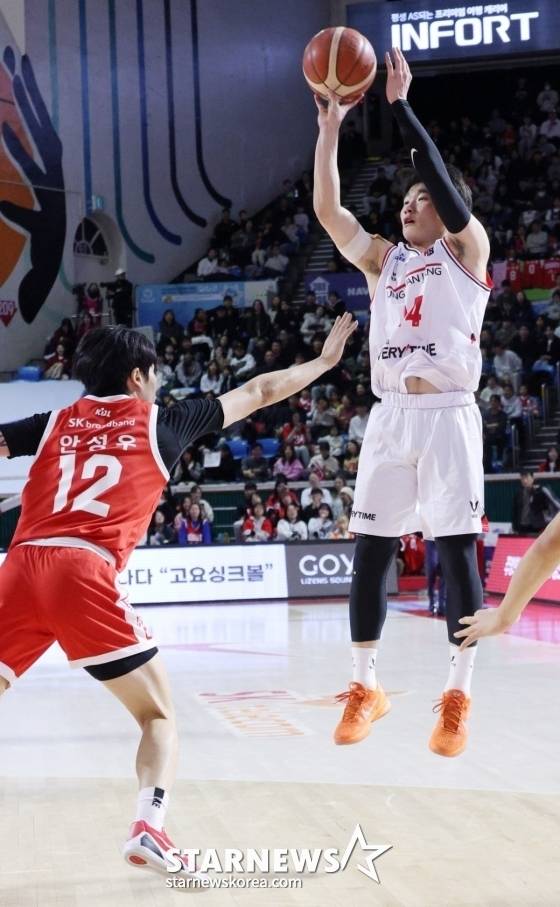 문유현(오른쪽)이 1일 오후 4시 30분 서울 잠실학생체육관에서 열린 2025~2026 LG전자 프로농구 정규리그 경기 중 2점슛을 날리고 있다. /사진=김진경 대기자