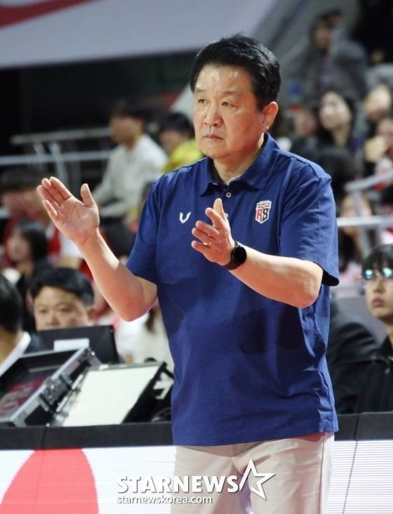 유도훈 정관장 감독이 1일 오후 4시 30분 서울 잠실학생체육관에서 열린 2025~2026 LG전자 프로농구 정규리그 중 박수치고 있다. /사진=김진경 대기자