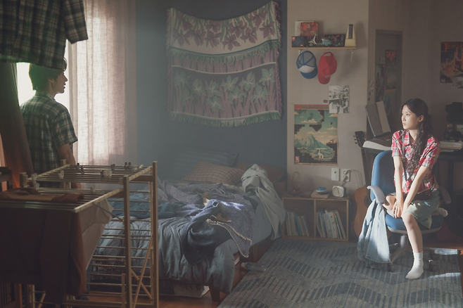 영화 <만약에 우리>의 은호(구교환 분)와 정원(문가영 분)이 자취방에서 서로를 바라보고 있다. 쇼박스 제공