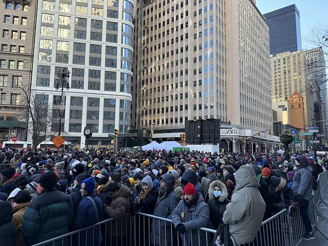 맘다니 취임 축하 블록파티 현장의 지지자들 (뉴욕=연합뉴스) 이지헌 특파원 = 1일(현지시간) 미국 뉴욕 뉴욕시청 인근 브로드웨이에서 열린 조란 맘다니 뉴욕시장 취임 축하 블록파티 행사장에서 지자들이 모여 있다. 2026.1.1 pan@yna.co.kr