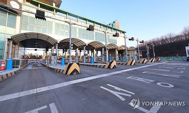직매립 금지, 한산한 수도권매립지 (인천=연합뉴스) 임순석 기자 = 수도권 생활폐기물 직매립 금지가 본격적으로 시행된 2일 오전 인천 서구 수도권매립지 통합계량대가 한산하다. 2026.1.2 soonseok02@yna.co.kr
