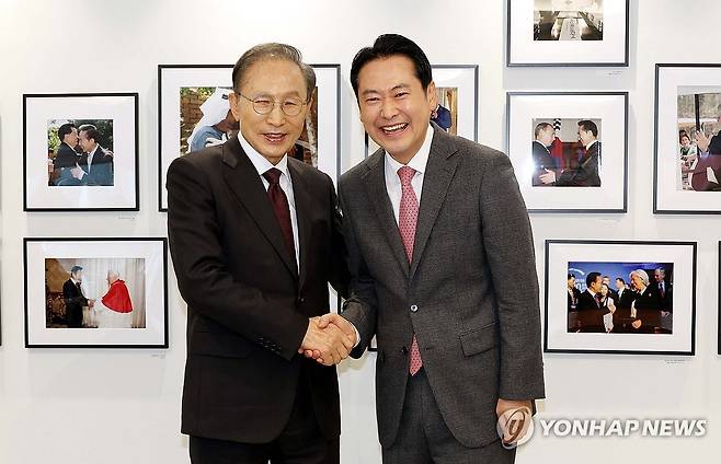 장동혁 대표, 이명박 전 대통령 예방 (서울=연합뉴스) 국민의힘 장동혁 대표가 2일 서울 서초구 영포빌딩에서 이명박 전 대통령을 만나 기념 촬영하고 있다. 2026.1.2 [국회사진기자단] photo@yna.co.kr