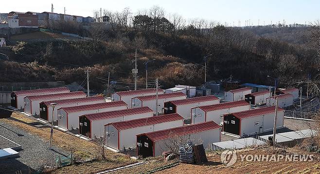경북 영덕의 산불 이재민 임시주택 (영덕=연합뉴스) 윤관식 기자 = 2일 경북 영덕군 영덕읍 석리에 임시주택이 설치돼 있다. 석리는 지난해 3월 산불 피해로 마을 전체가 불에 타는 피해를 봤다. 2026.1.2 psik@yna.co.kr