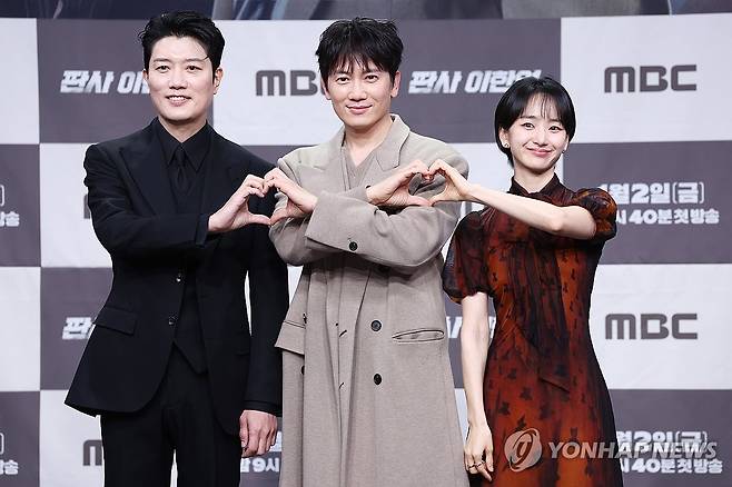 '판사 이한영' 대표하는 박희순·지성·원진아 (서울=연합뉴스) 진연수 기자 = 배우 박희순(왼쪽부터), 지성, 원진아가 2일 오후 서울 마포구 MBC 골든마우스홀에서 열린 MBC 새 금토드라마 '판사 이한영' 제작발표회에서 포즈를 취하고 있다. 2026.1.2 jin90@yna.co.kr