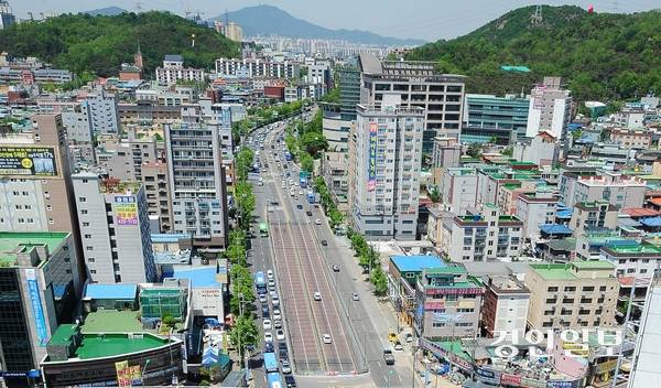 간석오거리에서 부평 동수역 방향으로 바라본 46번 국도(일명 경인로). 이 도로는 개항 이후 제물포와 한성을 이은 인천개항로가 모태다. /경인일보DB