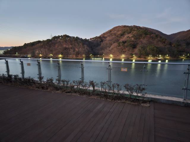 박상진호수공원 지관서가 3층은 호수가 보이는 정원으로 야외 의자에서 책을 읽을 수 있다. 김효정 기자