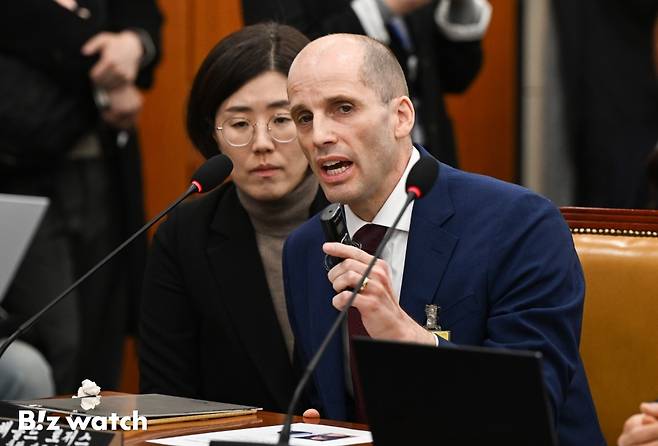 해롤드 로저스 쿠팡 임시대표가 30일 서울 여의도 국회에서 열린 쿠팡 연석 청문회에 참석해 질의에 답하고 있다./사진=이명근 기자 qwe123@