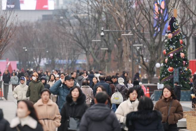 지난해 12월 28일 서울 종로구 광화문광장에서 시민들이 시간을 보내고 있다. (사진=연합뉴스)