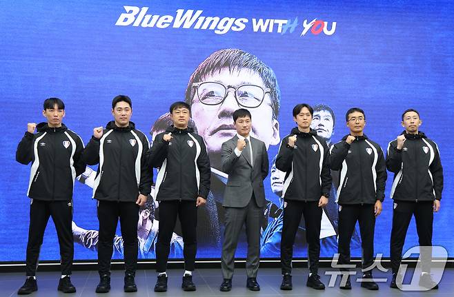 이정효 수원삼성 신임 감독이 2일 경기 수원시 권선구 도이치오토월드 차란차 스튜디오에서 열린 취임 기자회견에서 코칭스텝과 함께 기념촬영을 하고 있다. 2026.1.2/뉴스1 ⓒ News1 김영운 기자