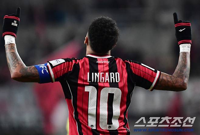 10일 오후 서울월드컵경기장에서 아시아챔피언스리그 엘리트(ACLE) 리그 6차전 FC서울과 멜버른시티FC의 경기가 열렸다. 전반전 FC서울 린가드가 선취골을 성공시켰다. 팬들을 향해 세리머니를 펼치고 있는 린가드. 상암=송정헌 기자songs@sportschosun.com/2025.12.10/