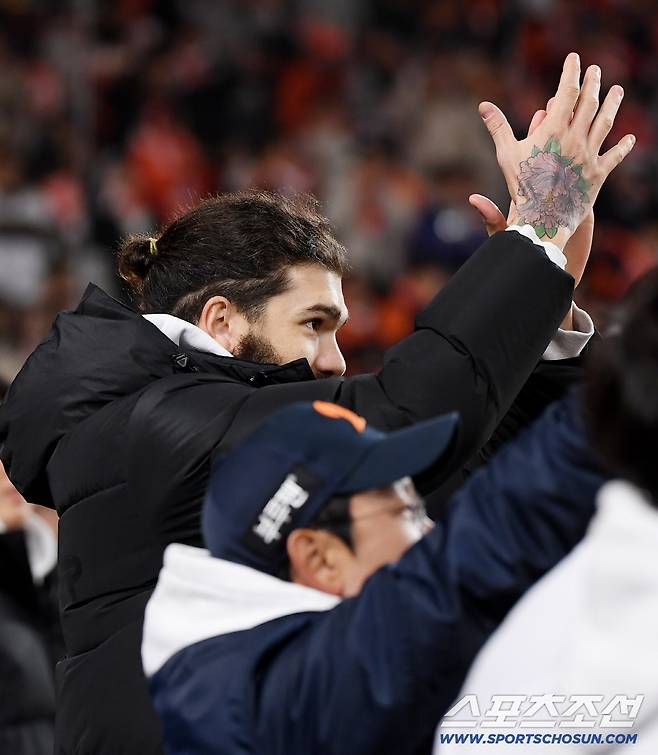 29일 대전 한화생명볼파크에서 열린 LG와 한화의 한국시리즈 3차전. 8회말 2사 만루 심우준이 2타점 역전 적시타를 치자 폰세가 환호하고 있다. 대전=정재근 기자 cjg@sportschosun.com/2025.10.29/