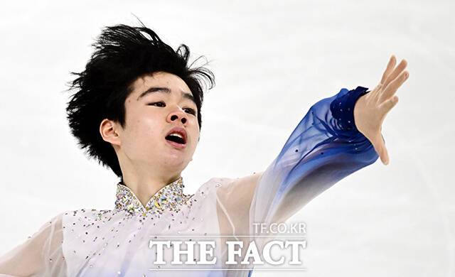 피겨스케이팅 선수 서민규가 3일 오후 서울 양천구 목동아이스링크에서 열린 KB금융 제80회 전국남녀 피겨스케이팅 종합선수권대회에 참가해 남자 시니어 쇼트 경기를 펼치고 있다. /임영무 기자