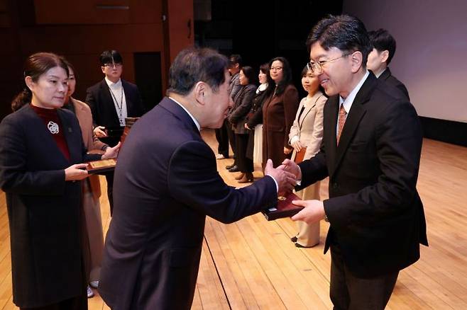 일자리창출 유공 표창을 수상한 한국필립모리스에 12월 31일 표창패를 전달하는 나동연 양산시장. 양산시 제공