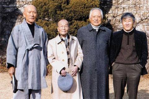 2004년 샘터사가 펴낸 대담집 ‘대화’ 출간 기념 사진. 왼쪽부터 법정 스님, 피천득 수필가, 김재순 전 국회의장, 최인호 소설가. /샘터