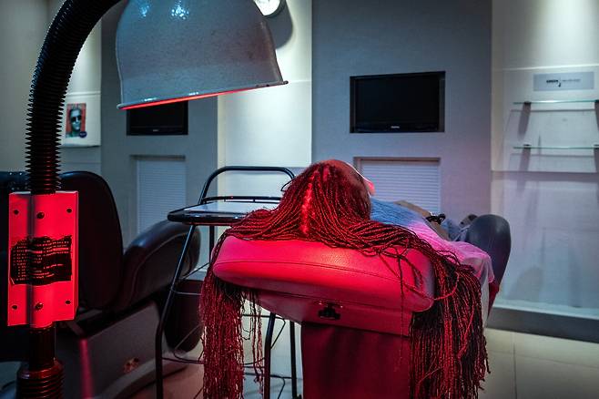 지난달 30일 한 외국인 관광객이 서울 명동에 있는 두피·탈모 관리 전문점에서 두피 관리를 받고 있다. /이건송 영상미디어 기자