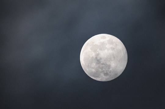 3일 밤 서울 종로구에서 바라본 밤하늘에 올해 첫 보름달이 떠 있다. 연합뉴스