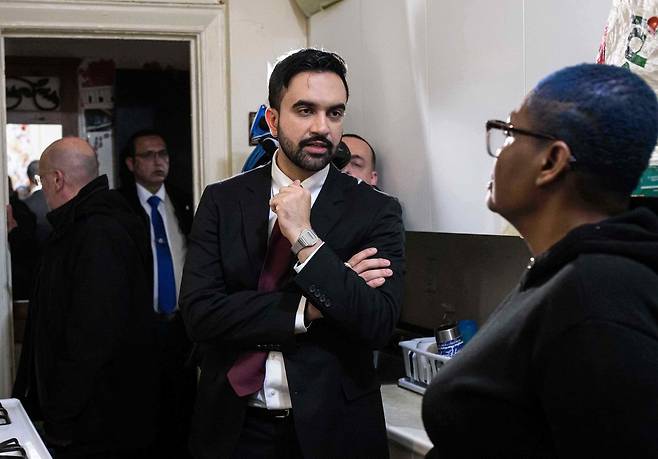 1일(현지 시간) 미국 뉴욕 브루클린의 공공 임대주택을 찾은 조란 맘다니 뉴욕시장(가운데). 그는 이날 임차인 보호를 강화하는 행정명령에도 서명했다. 뉴욕=AP 뉴시스