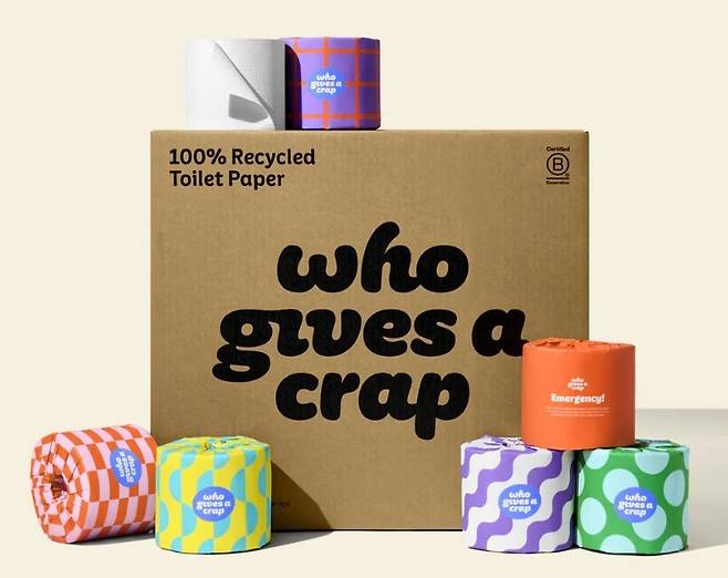 ‘후 기브스 어 크랩’(Who Gives a Crap)은 100% 재활용지와 대나무로 만든 화장지를 판매하며, 플라스틱과 비닐을 사용하지 않는 포장과 배송을 한다. ‘Who Gives a Crap’ 누리집
