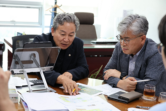 손명수 더불어민주당 의원(왼쪽)이 관계자와 기흥역~용인 에버라인 지하 환승통로 연결에 대해 논의하고 있다. [사진=손명수 의원실]