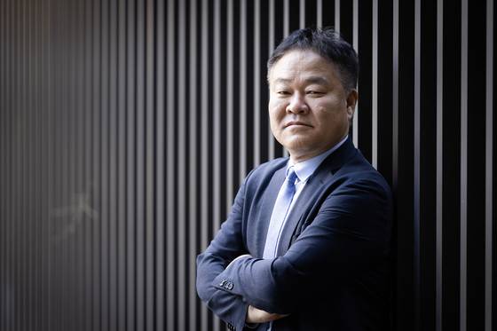 김학균 신영증권 리서치센터장이 8일 서울 상암동 중앙일보를 찾았다. 1997년부터 애널리스트로 활동하며 신한금융투자, 한국투자증권, 대우증권 리서치센터 등을 거쳤고, 여러 차례 ‘베스트 애널리스트’에 선정됐다. 지난 8월 출간된 『워런 버핏 바이블: 완결판』 에선 한국 독자들의 이해를 돕기 위한 해설을 썼다. 전민규 기자
